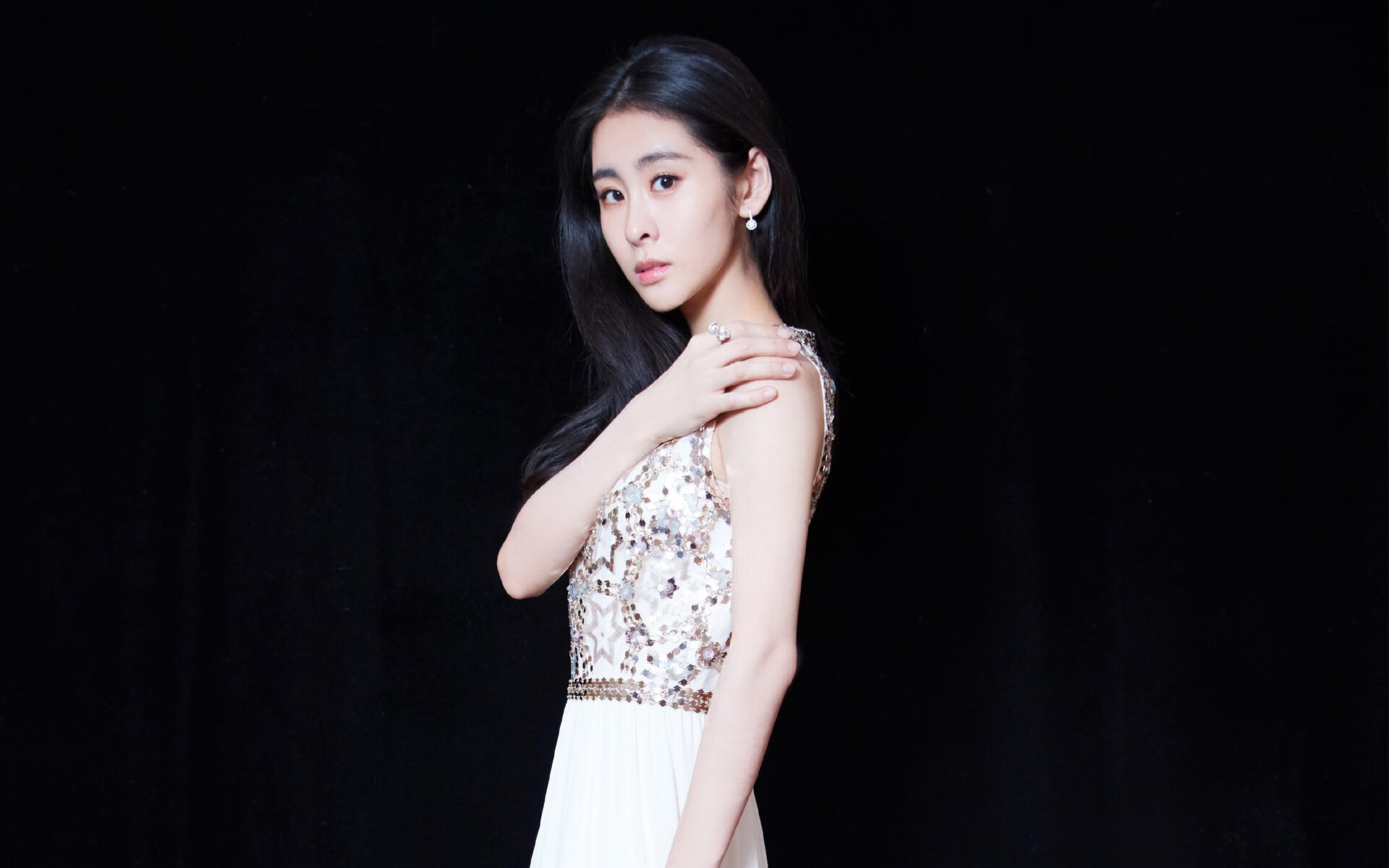 曼城高压逼抢强势,蓝月亮稳坐榜首,曼城蓝月亮队歌绿洲乐队