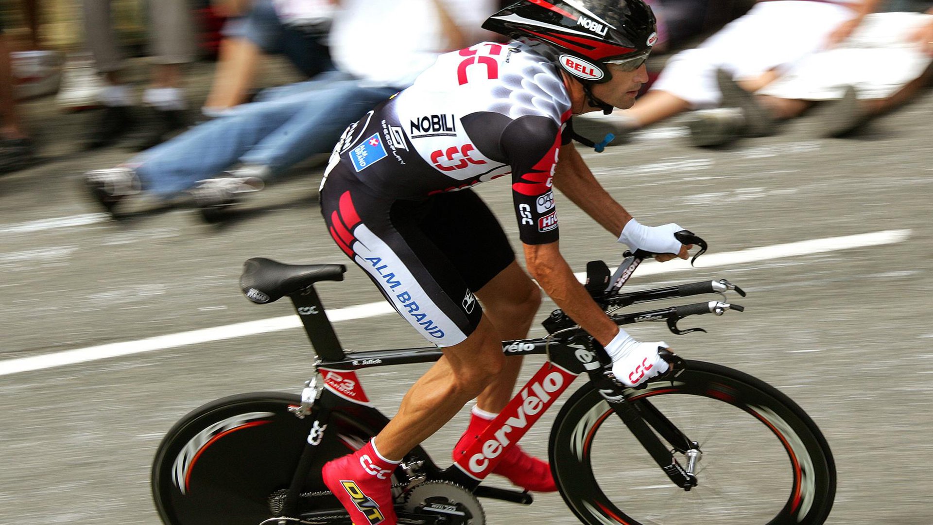 国足比赛中场分布密度统计热图，国足的中场